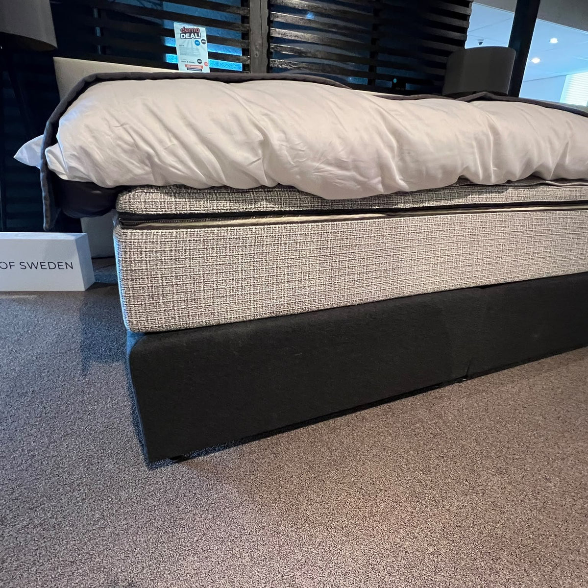 Zijaanzicht van de AYA of Sweden 08 boxspring in de showroom in Harderwijk
