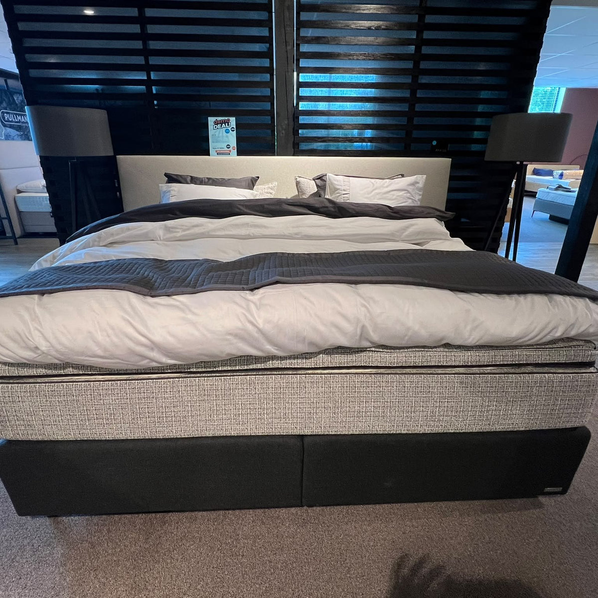 Vooraanzicht van de AYA of Sweden 08 boxspring 210x210 cm