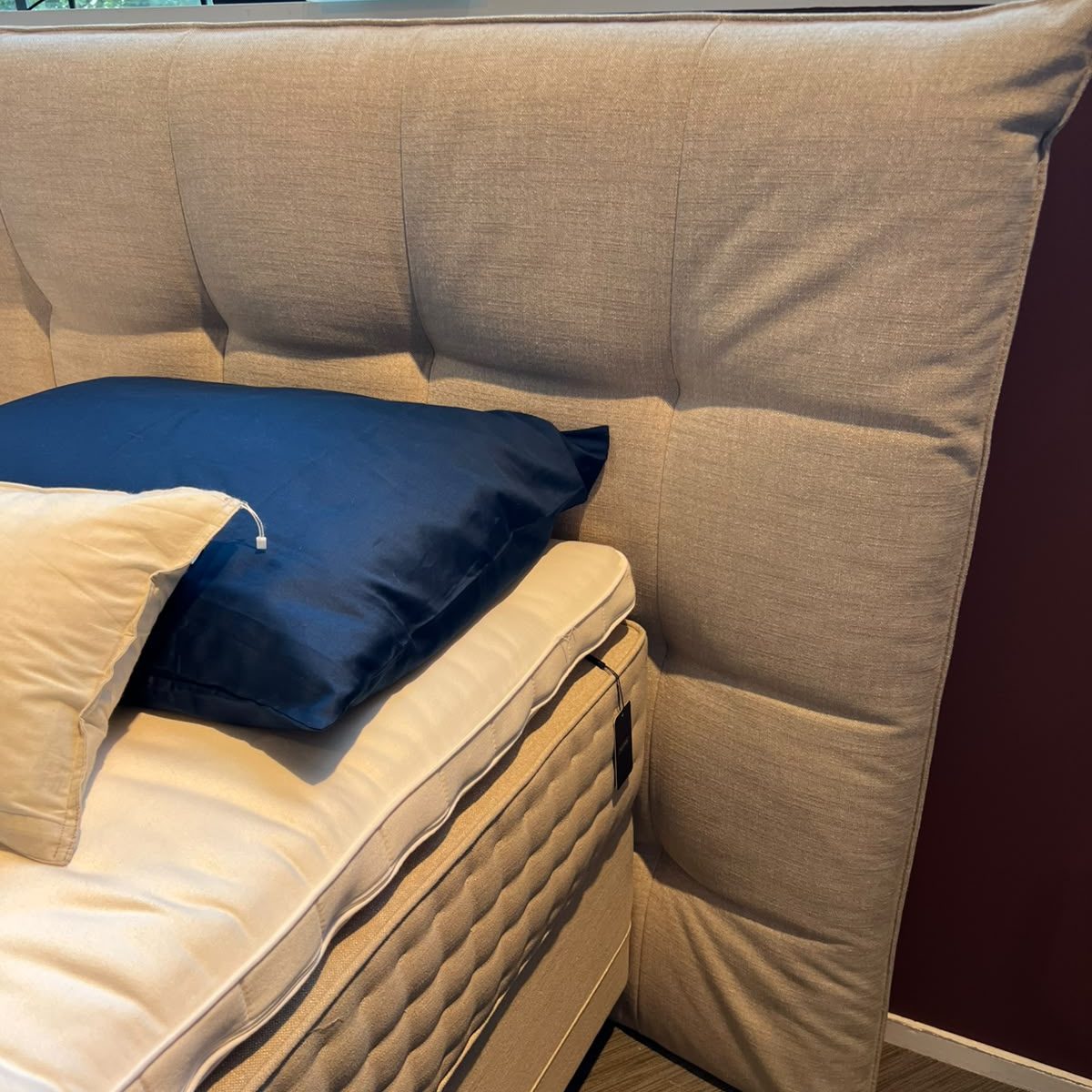 Detail van Pullman Aspen hoofdbord showroommodel Harderwijk