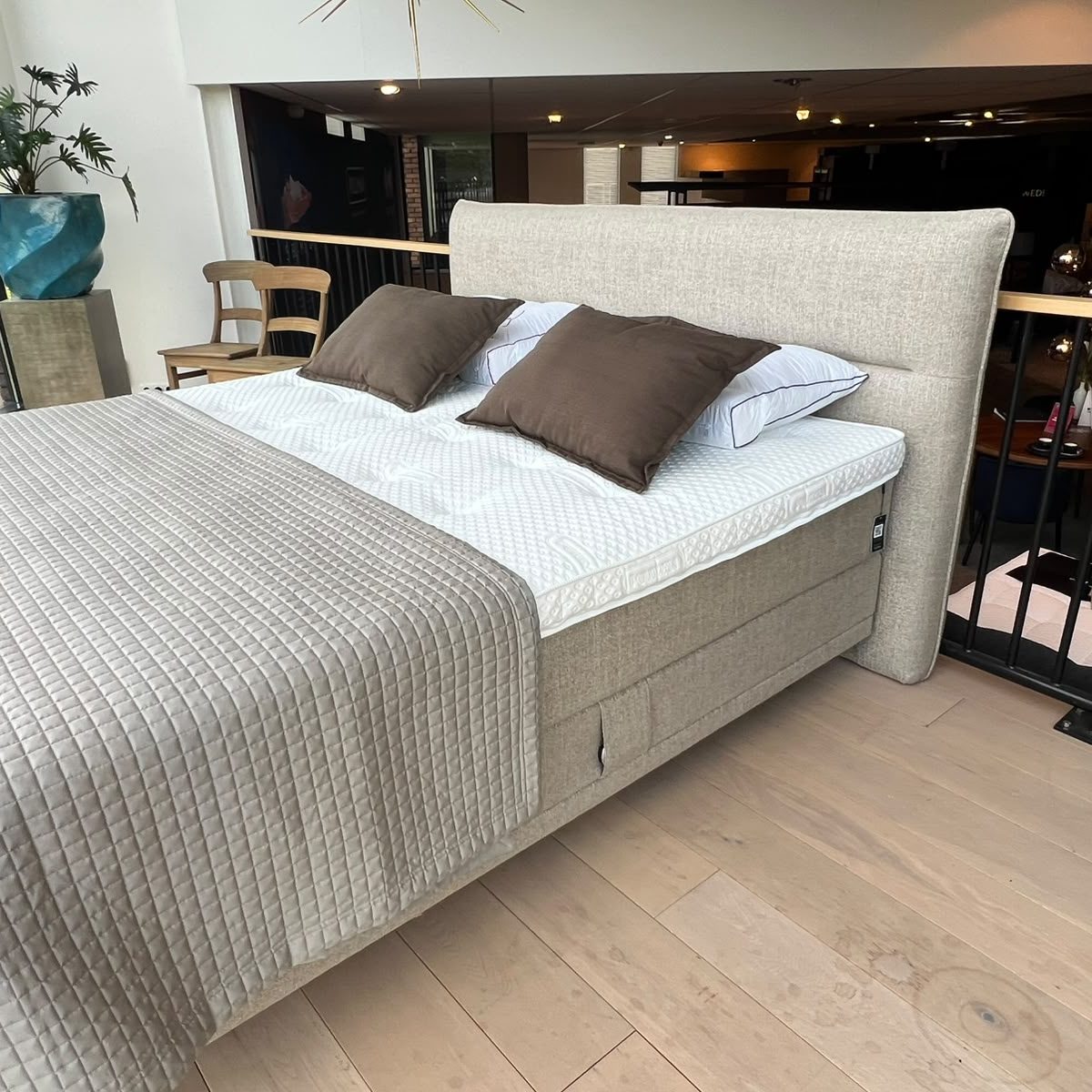 Pullman Orlando verstelbare boxspring 180x210 cm showroommodel Harderwijk